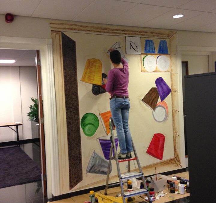 Een muurschildering voor een bedrijf van&nbsp;goud